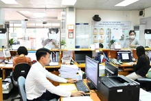 Cán bộ Cục Sở hữu trí tuệ giải quyết hồ sơ đăng ký quyền sở hữu trí tuệ của người dân. (Ảnh MỸ HÀ)