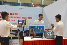 Sinh viên Trường đại học Sư phạm kỹ thuật, Đại học Đà Nẵng với sản phẩm tham gia triển lãm khoa học-công nghệ sinh viên.