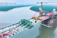 Cầu Bến Rừng kết nối thành phố Hải Phòng với tỉnh Quảng Ninh đang được thi công. (Ảnh NGUYỄN ĐỨC NGHĨA)