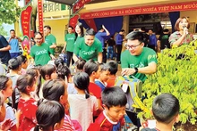 Grab Việt Nam phối hợp Trung ương Đoàn Thanh niên Cộng sản Hồ Chí Minh và Đoàn Thanh niên Cộng sản Hồ Chí Minh tỉnh Lào Cai mang đến các phần quà tặng học sinh vùng bão lũ tháng 9/2024.