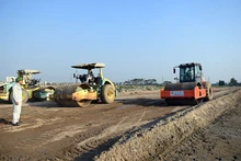 Nhà thầu Tổng công ty 319 thi công Dự án đường vành đai 4 - Vùng Thủ đô đoạn qua địa bàn quận Hà Đông, Hà Nội. (Ảnh DUY LINH)