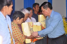 Đồng chí Nguyễn Trọng Nghĩa trao quà cho gia đình chính sách, hộ nghèo tại huyện Tân Phú Đông (Tiền Giang).