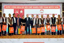Chủ tịch Ủy ban Trung ương Mặt trận Tổ quốc Việt Nam Đỗ Văn Chiến tặng quà cho các đại biểu dự hội nghị. 