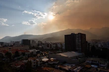 Một đám khói và tro bụi được nhìn thấy bao phủ Quito, khi thành phố có năm đám cháy đang hoạt động ở khu vực xung quanh. Ảnh: Reuters