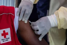 Một viên chức y tế Congo tiêm vaccine đậu mùa khỉ cho một nhân viên Hội Chữ thập đỏ Congo. Ảnh: Reuters
