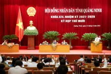 Biểu quyết thông qua Nghị quyết hỗ trợ học phí cho học sinh.