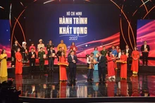 Chủ tịch nước Nguyễn Xuân Phúc trao quà lưu niệm của Chủ tịch nước tặng các điển hình tiêu biểu. 