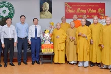 Bí thư Thành uỷ Nguyễn Văn Nên và đoàn công tác Thành phố chúc Tết Hoà thượng Chủ tịch cùng chư tôn đức Hội đồng trị sự. (Ảnh: Báo Giác ngộ).