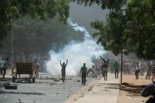 Người biểu tình quá khích ném đá về phía cảnh sát tại Dakar, Senegal, ngày 1/6/2023. Ảnh: AFP/TTXVN