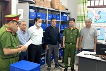 Cơ quan Cảnh sát điều tra Công an TP Đà Nẵng tống đạt các quyết định đối với 4 bị can, ảnh Công an cung cấp.