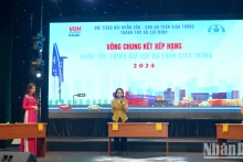 Các thí sinh giải quyết tình huống và ứng xử về chủ đề văn hóa giao thông do cuộc thi đặt ra.
