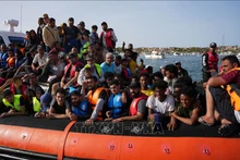 Người di cư tới đảo Lampedusa, Italy ngày 18/9/2023. Ảnh: AFP/TTXVN