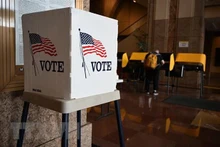 Cử tri tham gia bỏ phiếu sớm trong cuộc bầu cử giữa nhiệm kỳ tại Los Angeles, bang California, Mỹ. (Ảnh: AFP/TTXVN)