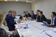 Đoàn đại biểu Việt Nam do Bộ trưởng Bộ Tài nguyên và Môi trường Trần Hồng Hà dẫn đầu làm việc với Chủ tịch COP26 Alok Sharma về chuyển đổi năng lượng của Việt Nam. (Ảnh: Nguyễn Trường/TTXVN)