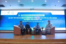 Các chuyên gia đầu ngành trực tiếp tư vấn cho người dân tại chương trình.