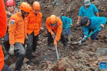 Lực lượng cứu hộ đang tiến hành các hoạt động cứu hộ cứu nạn sau vụ lở đất xảy ra ở làng Ubung Kaja thuộc Denpasar, Bali, Indonesia. (Ảnh: Tân Hoa xã)