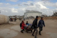 Người dân sơ tán tránh xung đột tại Beit Lahia, Dải Gaza, ngày 20/3. (Ảnh: THX/TTXVN)