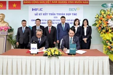 Ông Nguyễn Quang Thanh (Phó Tổng Giám đốc HFiC) và ông Trần Long (Phó Tổng Giám đốc BIDV) đại diện hai đơn vị ký kết thỏa thuận hợp tác.