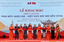 Các đại biểu cắt băng khai mạc triển lãm. (Ảnh: TTXVN)
