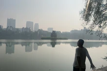 Sương sớm bên hồ Hoàn Kiếm. (Ảnh: Đ.T)