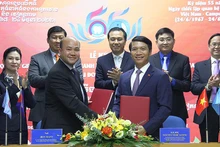 Chủ tịch Hội Liên hiệp Thanh niên Việt Nam Nguyễn Ngọc Lương và Chủ tịch Hội Liên hiệp Thanh niên Campuchia Hun Many trao biên bản ký kết thỏa thuận hợp tác giữa 2 Hội giai đoạn 2022-2027.