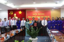 Lãnh đạo tỉnh Bình Dương và các đại biểu dự hội nghị chụp hình lưu niệm với đồng chí Nguyễn Văn Lộc.