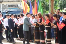  Đồng bào các dân tộc huyện Cư Kuin vui mừng được đón các đồng chí lãnh đạo về tham dự ngày hội.