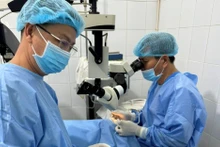 Các bác sĩ phẩu thuật mắt cho đồng bào dân tộc thiểu số tại huyện Bù Đăng.