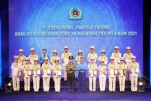 Chủ tịch Tổng Liên đoàn lao động Việt Nam và lãnh đạo Bộ Công an tuyên dương các đoàn viên Công đoàn Công an nhân dân tiêu biểu năm 2021. 