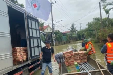 Hỗ trợ lương thực, thực phẩm cho các gia đình bị ảnh hưởng bởi bão.
