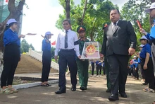 Bí thư Tỉnh ủy Gia Lai Hồ Văn Niên và đại diện lãnh đạo tỉnh STung Treng tiễn đưa hài cốt liệt sĩ về nơi an táng. 