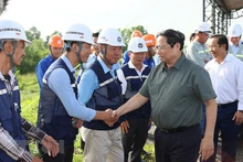 Thủ tướng Phạm Minh Chính thăm hỏi, động viên các kỹ sư, công nhân thi công đường Vành đai 3 Thành phố Hồ Chí Minh đoạn qua tỉnh Long An. 