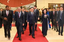 Chủ tịch Quốc hội Vương Đình Huệ, Chủ tịch Liên minh Nghị viện Thế giới Duarte Pacheco cùng các đại biểu dự lễ khai mạc.