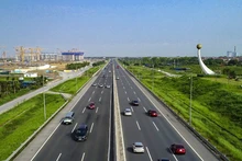 Đường cao tốc Hà Nội-Hải Phòng với thiết kế 6 làn xe, 2 làn khẩn cấp được mô tả là tuyến đường hiện đại nhất Việt Nam. (Ảnh AN CÔNG)