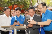 Đại diện lãnh đạo các bộ, ngành, đoàn thể và TP Hà Nội trải nghiệm công trình thanh niên chuyển đổi số tại chùa Thiên Trúc (quận Nam Từ Liêm). (Ảnh Thành đoàn Hà Nội cung cấp)