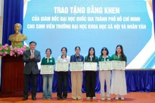Sáu sinh viên được Đại học Quốc gia Thành phố Hồ Chí Minh tặng Bằng khen. (Ảnh: Đại học Quốc gia Thành phố Hồ Chí Minh)