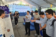 Các nhóm dự án trình bày về giải pháp cho Ban giám khảo cuộc thi.