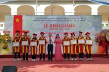 Đồng chí Nguyễn Văn Nên trao giấy khen cho các em học sinh Trường Trung học phổ thông chuyên Lê Hồng Phong đạt thành tích cao trong năm học 2023-2024.