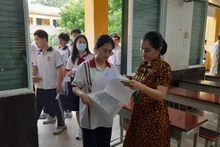 Các thí sinh làm thủ tục vào phòng thi để thi môn Ngữ văn.