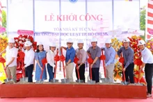 Các đại biểu thực hiện thức khởi công 