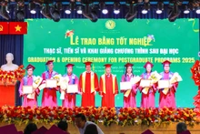 Lãnh đạo Trường đại học Luật Thành phố Hồ Chí Minh trao giấy khen cho các học viên đạt thành tích cao trong học tập