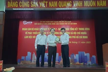 Đồng chí Trần Tuấn Anh (giữa) chụp ảnh lưu niệm cùng lãnh đạo Thành phố Hồ Chí Minh và Ban Quản lý Khu Công nghệ cao Thành phố.