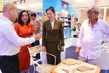Các đại biểu tham quan các gian hàng tưng bày tại “Tuần lễ kết nối, giới thiệu sản phẩm OCOP, sản phẩm đặc trưng và sản phẩm công nghiệp nông thôn tiêu biểu của tỉnh Bình Dương” năm 2024.