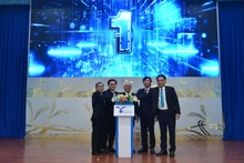 Các đại biểu thực hiện nghi thức Khai giảng khóa đào tạo chuyên sâu thiết kế vi mạch dành cho giảng viên.