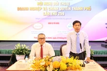 Đại diện Ban Tổ chức phát biểu tại buổi đối thoại.
