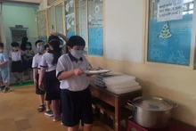Học sinh Trường tiểu học Phan Đình Phùng, Quận 3, Thành phố Hồ Chí Minh trong giờ ăn bán trú.