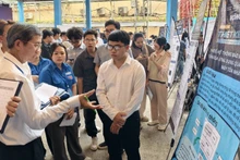 Các đội tham gia cuộc thi trình bày ý tưởng thiết kế vi mạch trước Ban Giám khảo.