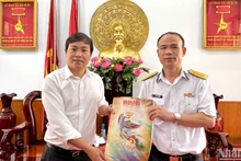 Ấn phẩm Xuân Nhân Dân 2025 là món quà tinh thần dịp Tết đến Xuân về với cán bộ, chiến sĩ Lữ đoàn 125.