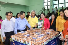Lãnh đạo Thành phố Hồ Chí Minh tham quan gian hàng 0 đồng cho người dân trong dịp Tết Nguyên đán.