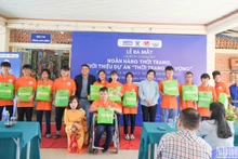 Các đơn vị tặng quà cho các trẻ em khuyết tật tại chương trình.